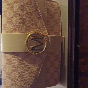 COPY - This is a woman's clutch